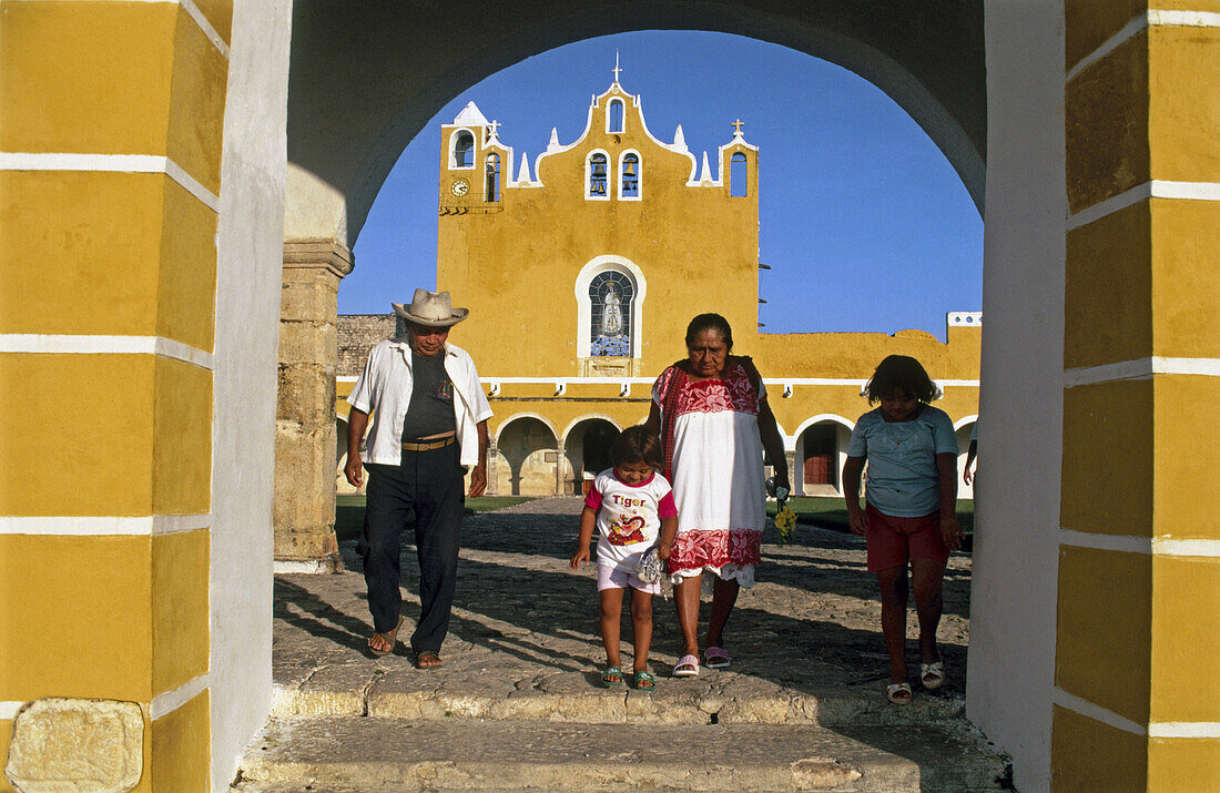 Adult, Adults, Arch, Arches, Architecture, Boy, Boys, Building, Buildings, Child, Children, Cities, City, Color, Colour, Dad, Daughter, Daughters, Daytime, Ethnic, Ethnicity, Exterior, Families, Family, Father, Female, Four, Four persons, Full-body, Full-