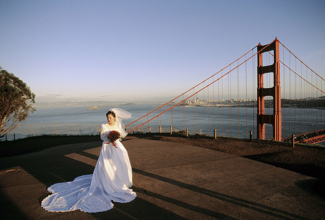 Bride by Golden Gate Bridge. Marin County, California, USA