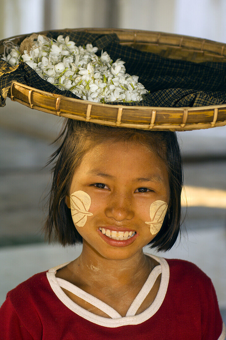 Girl wearing Burmese makeup (Thanaka bark sunscreen), Kuthodaw Pagoda, Mandalay (Burma)
