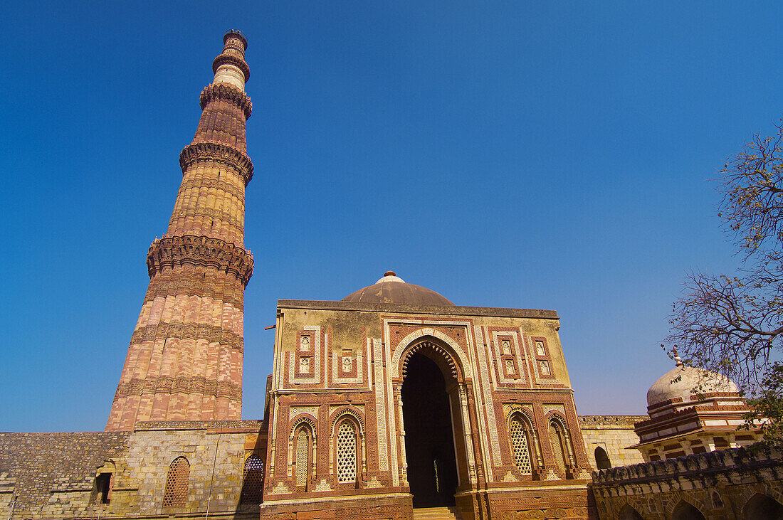 Qutab Minar (sandstone tower), Delhi, India
