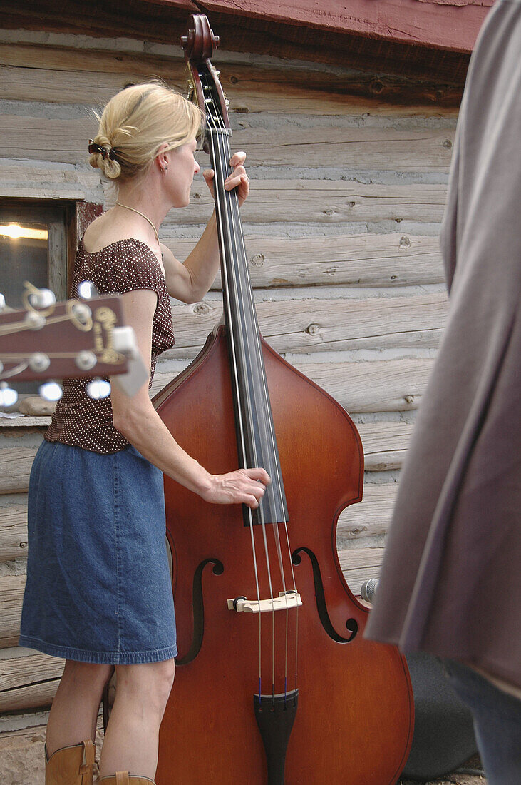 Bass fiddle, Blonde, Brown, Color, Colour, Concert, Contemporary, Fiddle, Girl, Gray, Hoedown, Jam session, Log cabin, Music, Musician, Out of doors, Woman, N17-564167, agefotostock