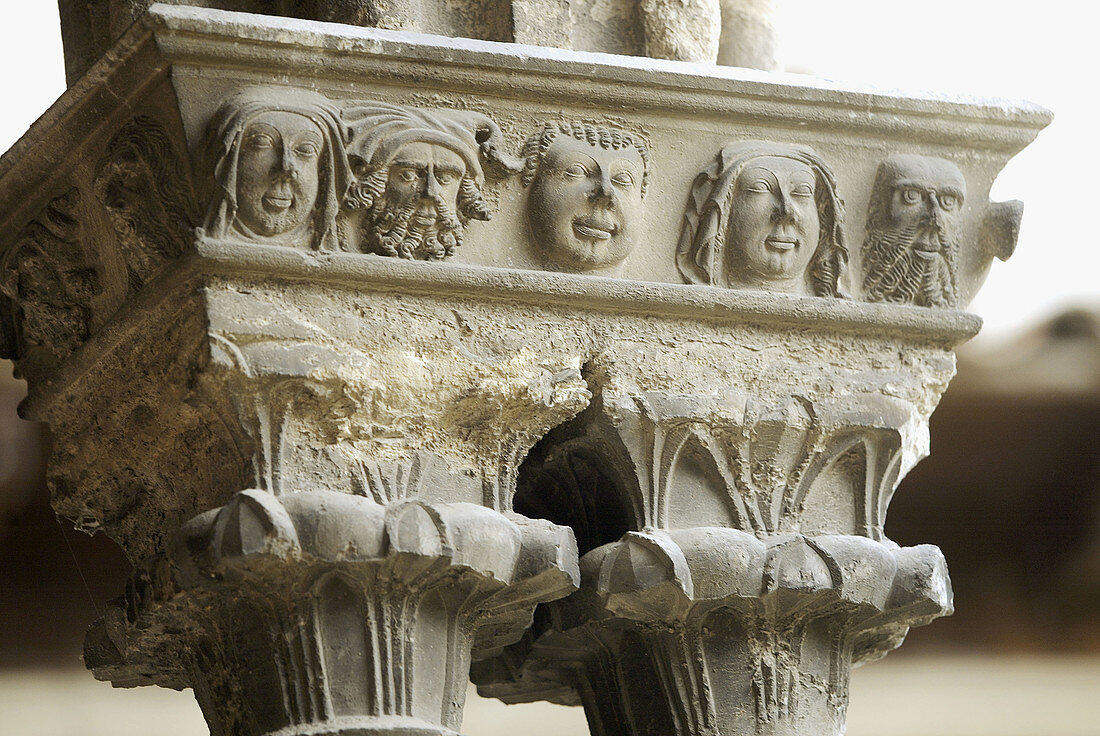 Detail of capital in the cloister, Romanesque monastery of Santa María de Ripoll (12th century), Ripollès. Girona province, Catalonia, Spain