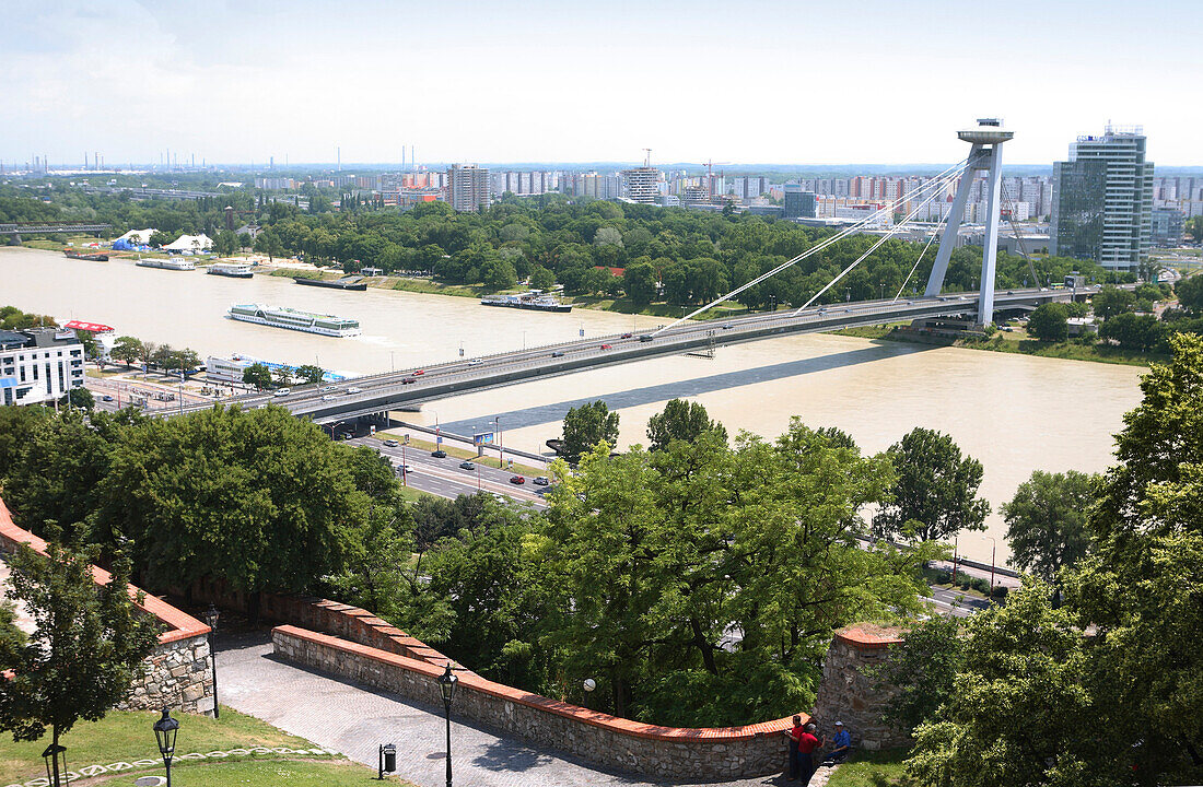 Der Fluss Danube und die neue Brücke, Bratislava, Slowakei