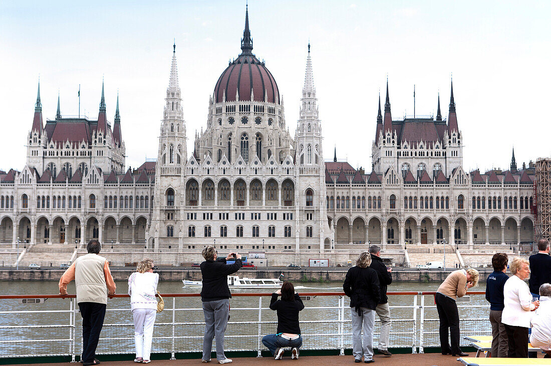 Blick vom Boot auf das Parlament, Budapest, Ungarn