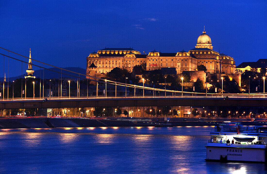 Der Fluss Danube, Elizabeth Brücke und Schlossbezirk, Budapest, Ungarn