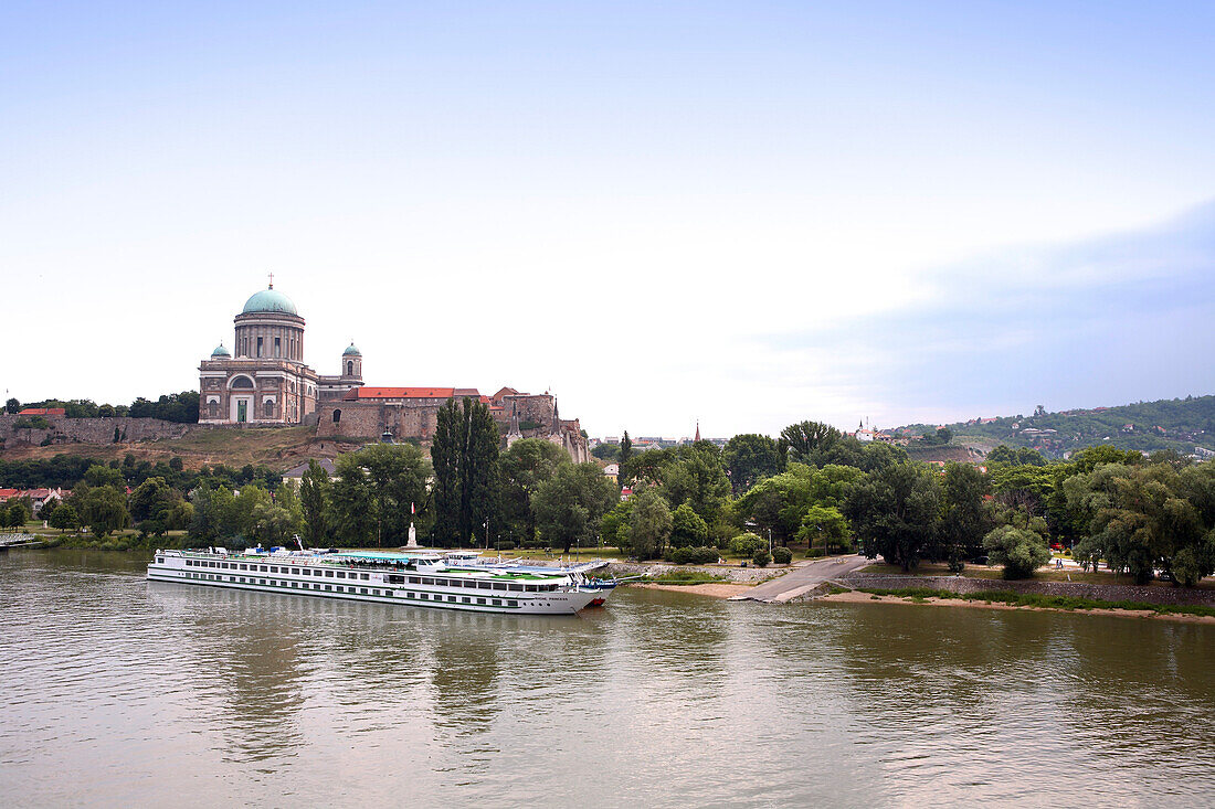 Die Basilika von Esztergom an der Flussbiegung des Danube, Esztergom, Ungarn