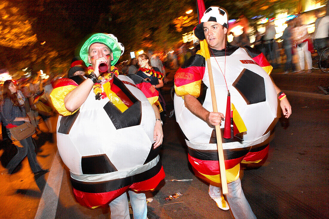 Deutsche Fussballfans feiern auf dem Kurfürstendamm, Berlin, Deutschland