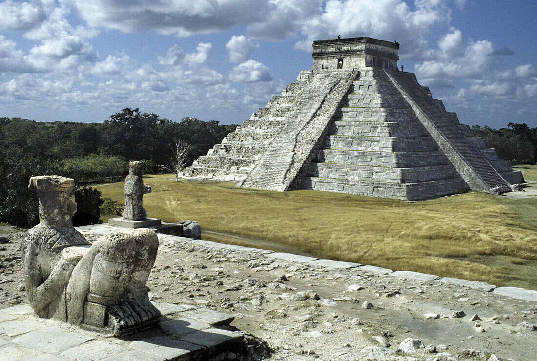 El Castillo (Pyramid of Kukúlcan). Chac-Mool, Chak, Chaak (top mayan God of agriculture,fertility, rain and lightning) on temple of warriors. Chichen Itza, Yucatan, Mexico