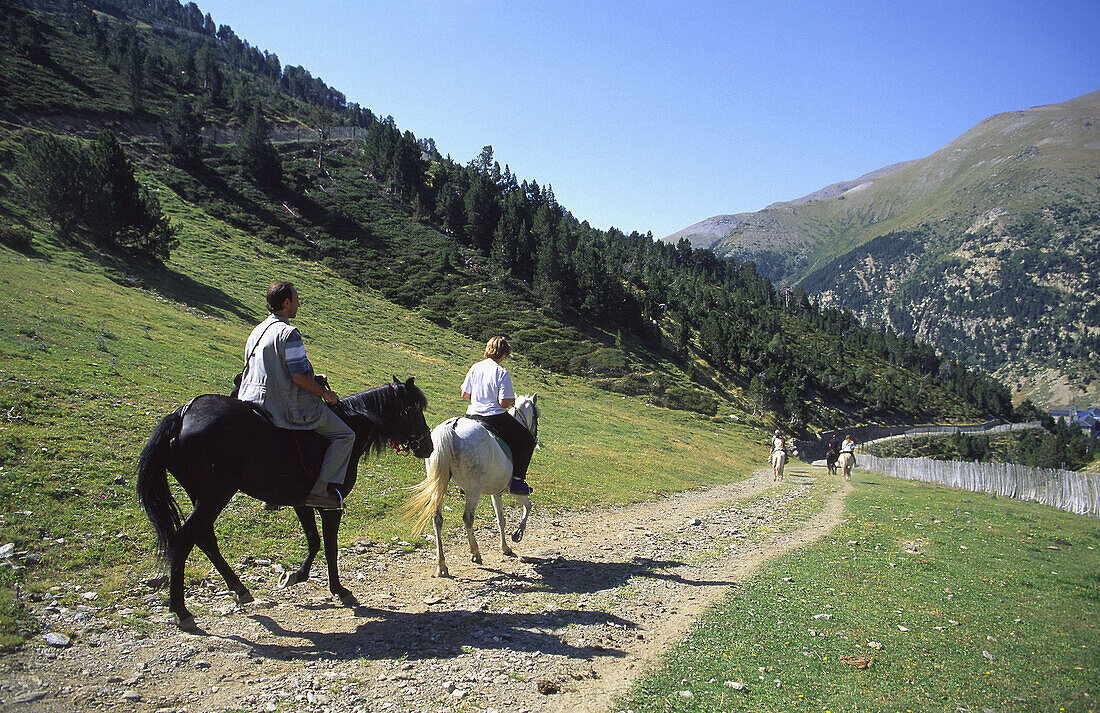 Montando a caballo, Santuario del Vall de Núria, Estación de Esquí, Girona, Cataluña, Spain