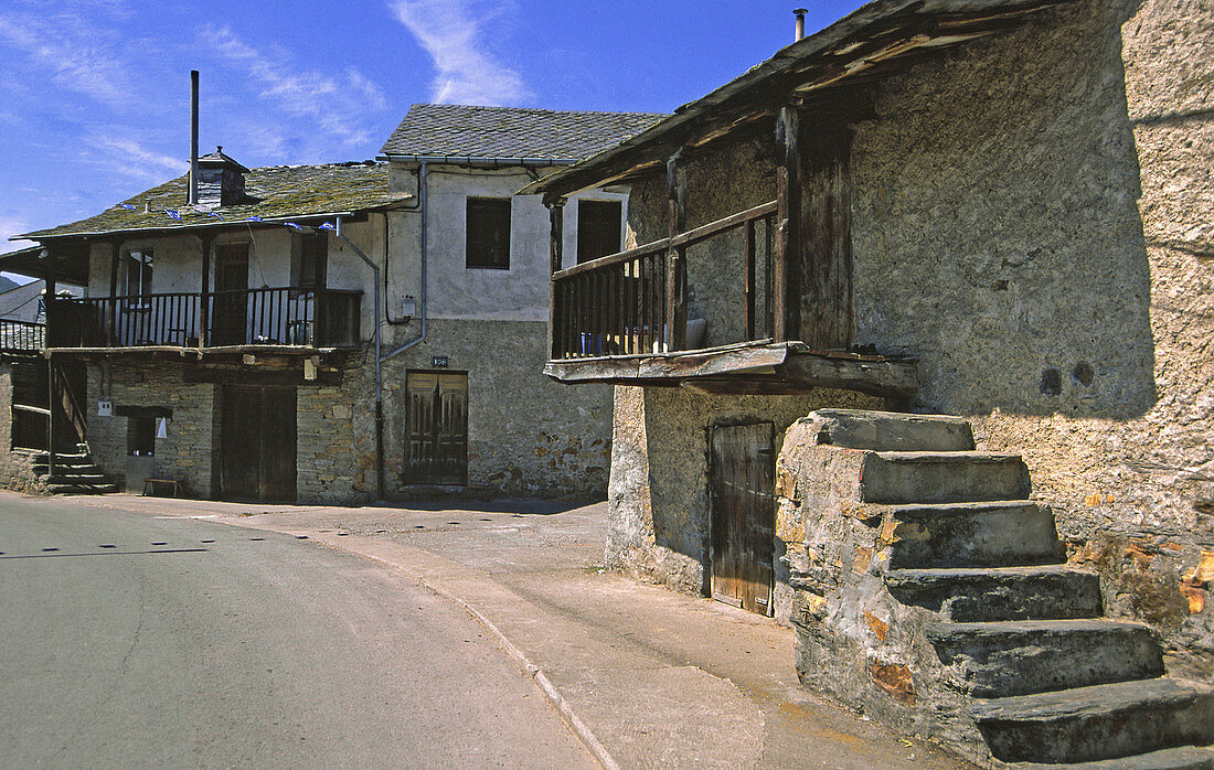 Calle de  Los Campos. Vega de Espinareda, León province, Castilla-León, Spain
