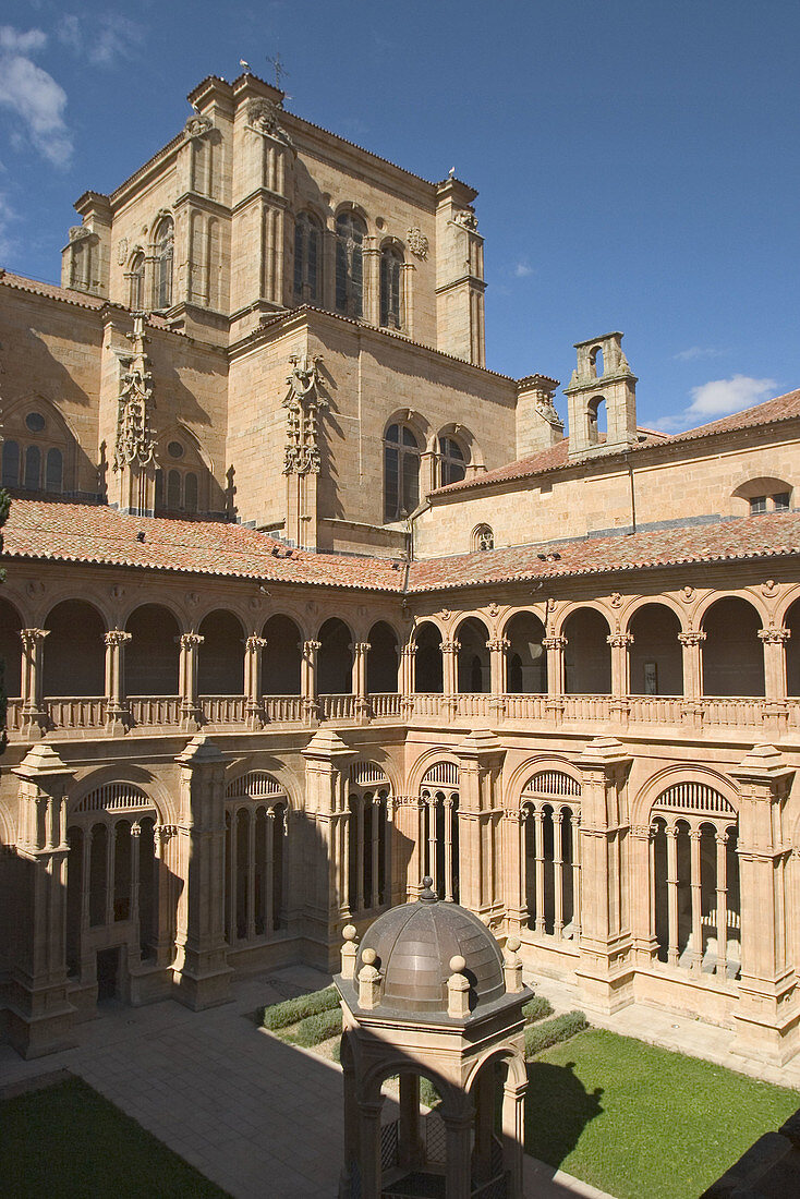 Cloister of San Esteban convent (16th century), Salamanca. Castilla-León, Spain