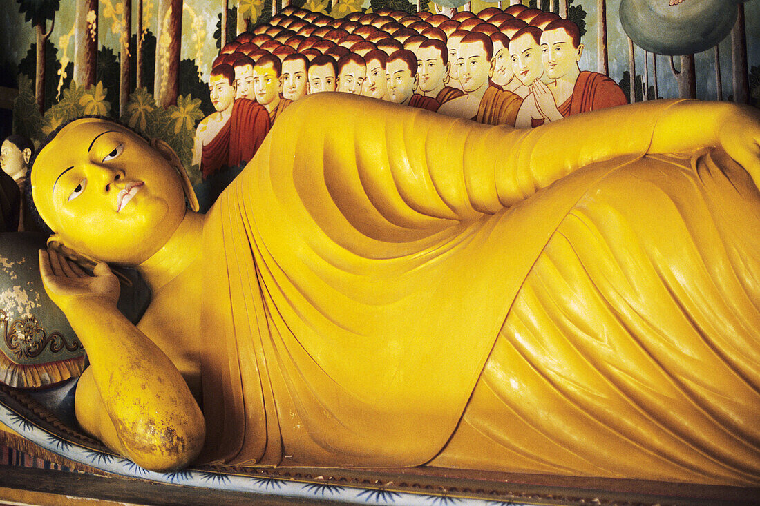 Sleeping Buddha - Wewurukannala temple at Dikwella