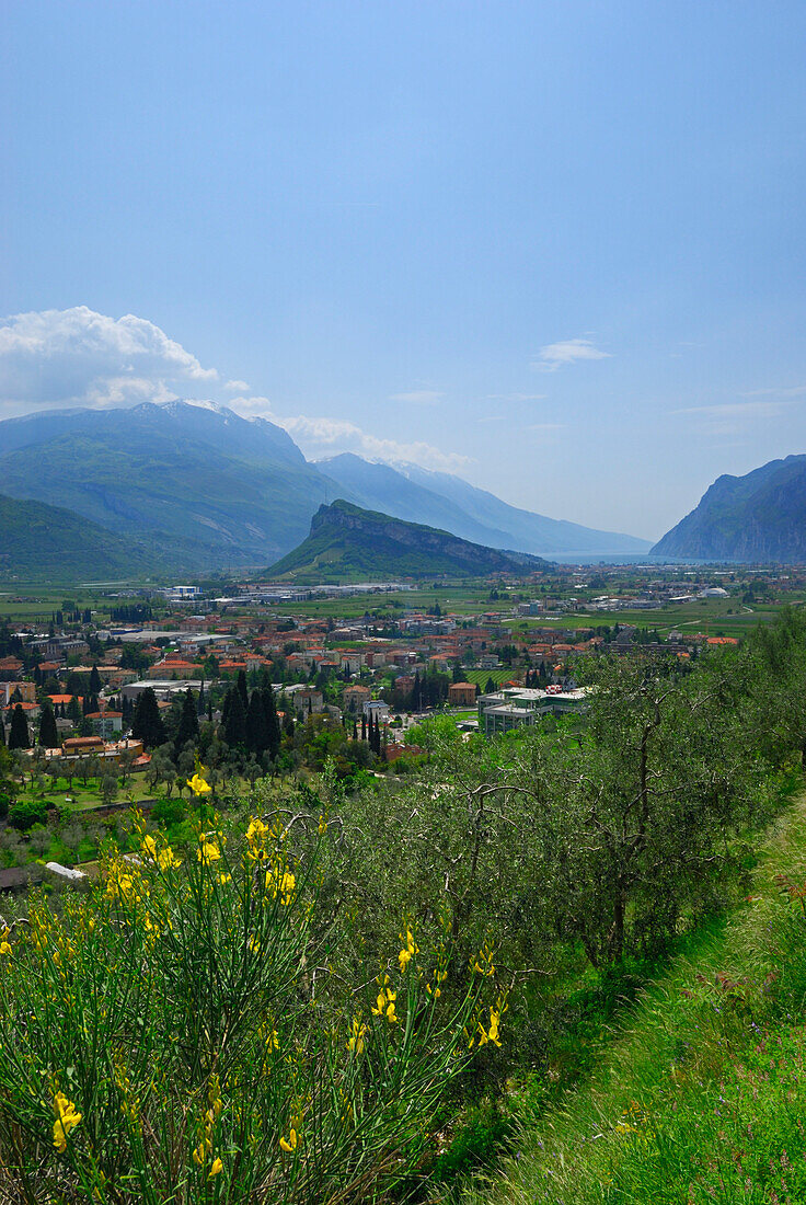 Blick über Riva hinweg zum Gardasee, Trentino, Italien