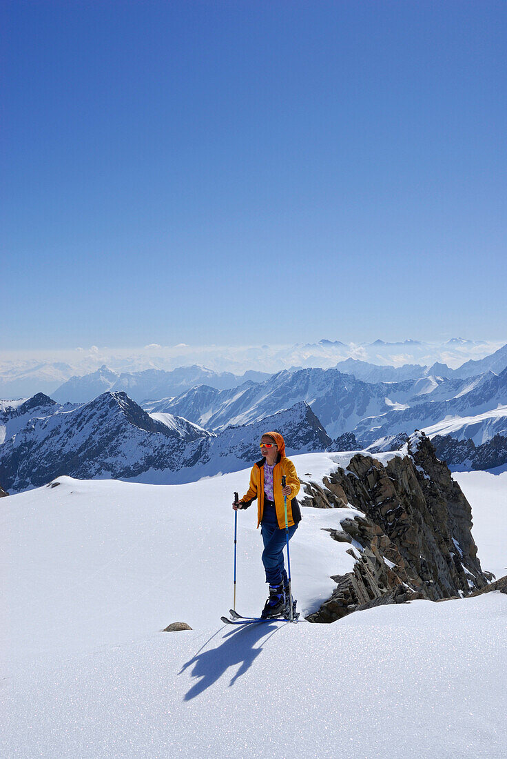 Skitourgeherin im Aufstieg zur Lüsenser Spitze, Stubaier Alpen im Hintergrund, Sellrain, Tirol, Österreich