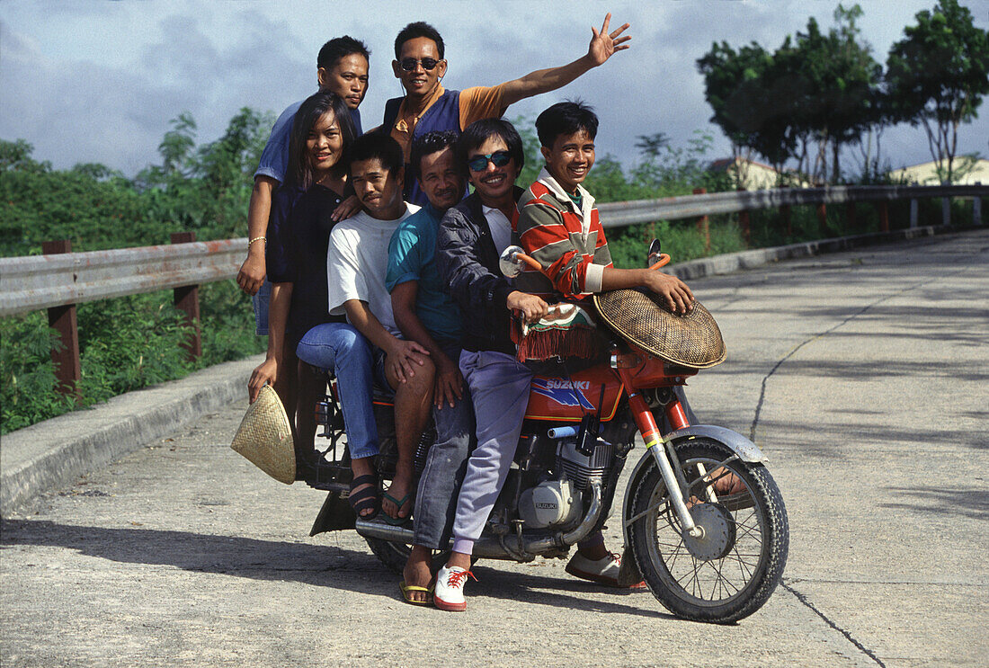 Vergnügte Menschen auf Motorradtaxi auf Bohol, Carmen, Visayas, Philippinen, Asien