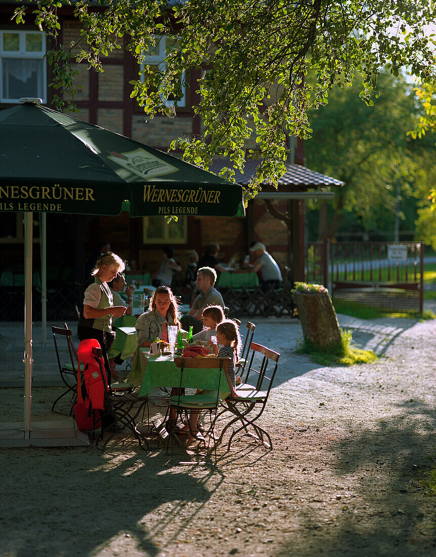 Beer garden of Restaurant Gasthaus Dubkow-Mühle, fish delicacies, at the Hauptspree in the village of Leipe, Upper Spreewald, biosphere reservat, Spreewald, Brandenburg, Germany