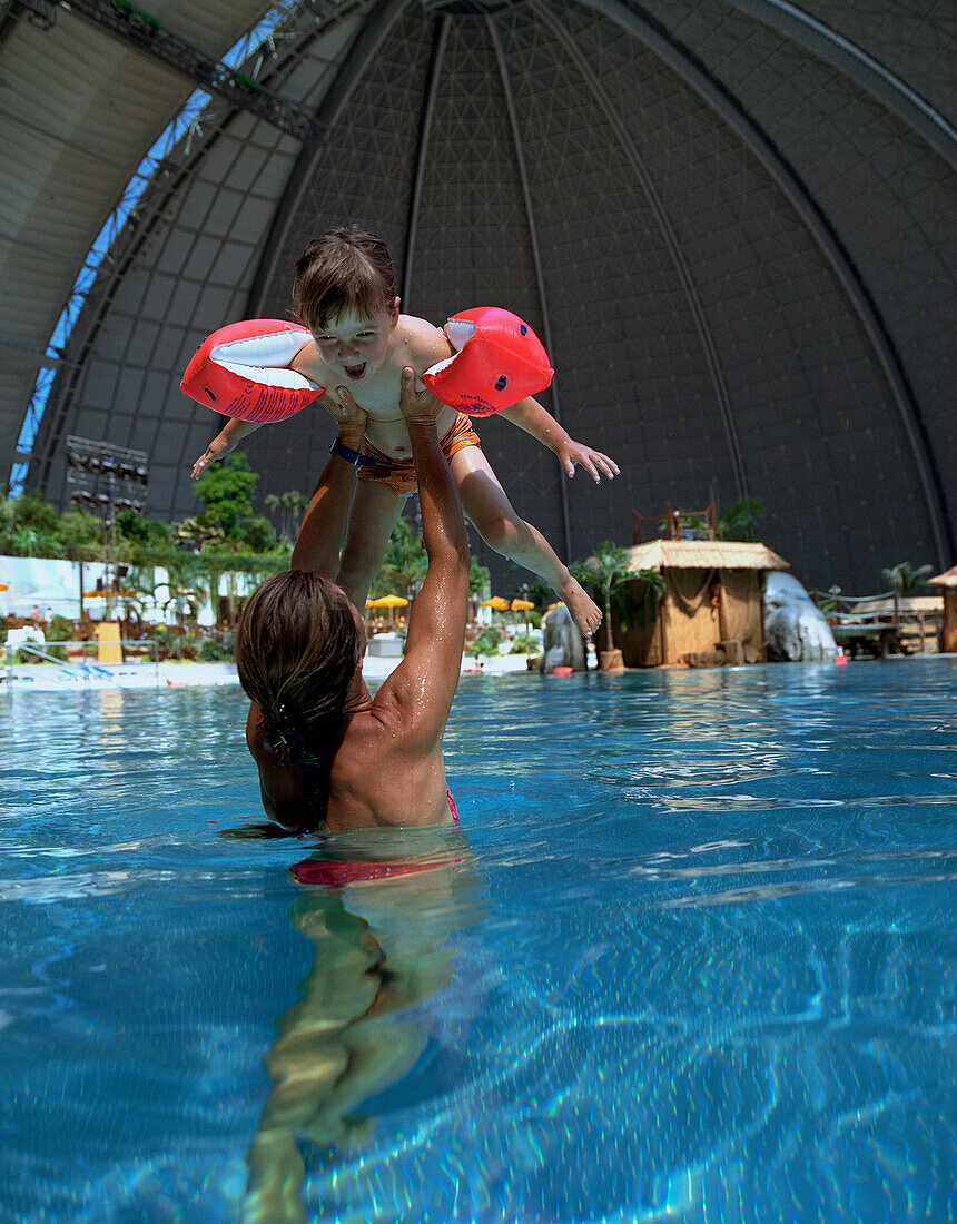 Mutter und Tochter spielen im Schwimmbecken, Tropical Islands Resort, Krausnick, Brandenburg, Deutschland