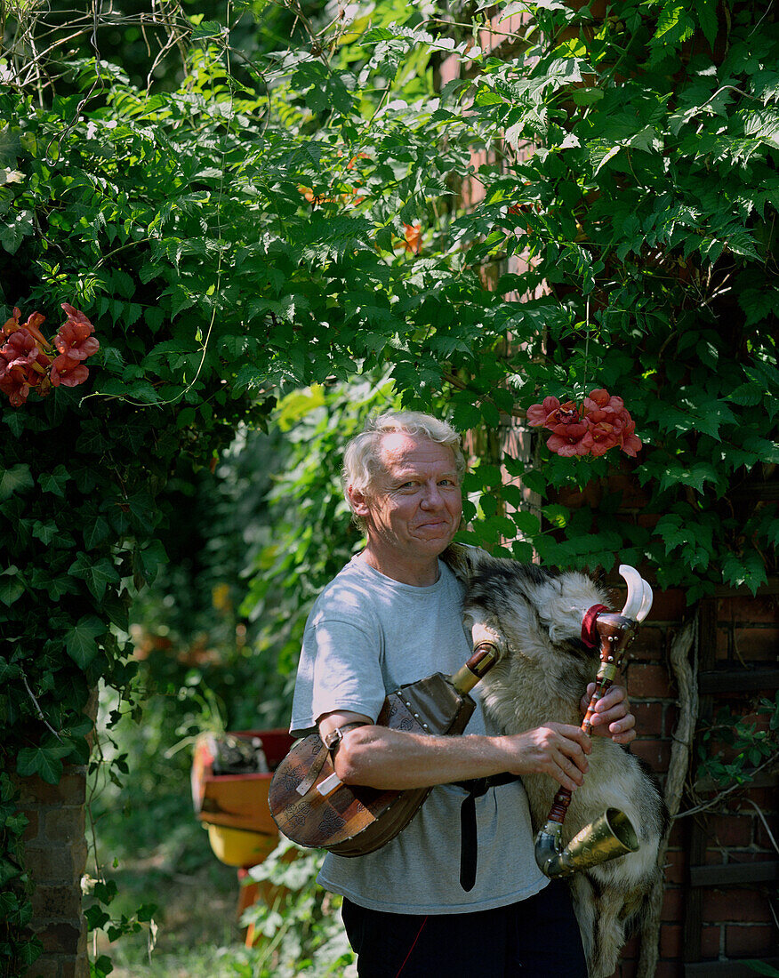 Gerhard Paucker, spielt Kozol Dudelsack (Ziegenbock), wendische Folkloremusik in Gruppe Drjewjanki, Lehrer in Burg, Oberspreewald, Biosphärenreservat, Spreewald, Brandenburg, Deutschland