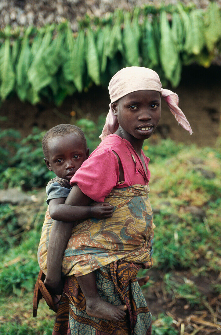 Einheimische Frau mit Kind, Djombe, Virunga Mountains, Zaire, Afrika