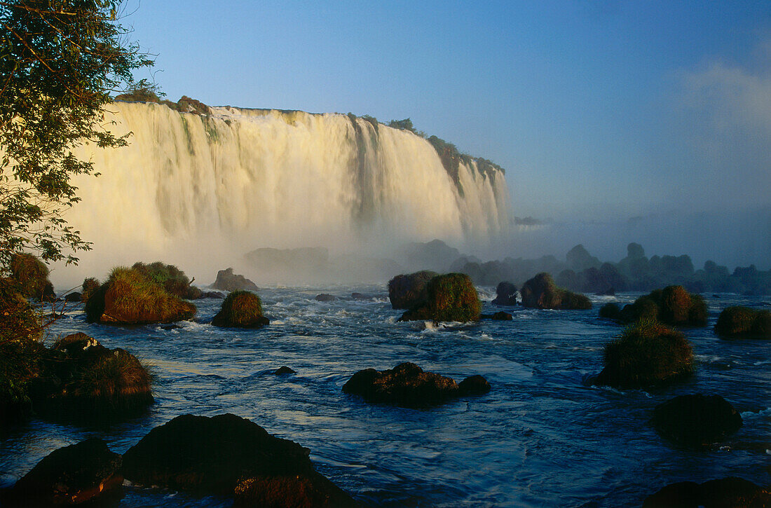 Iguassu Wasserfälle im Sonnenuntergang, Grenzgebiet Brasilien und Argentinien, Südamerika