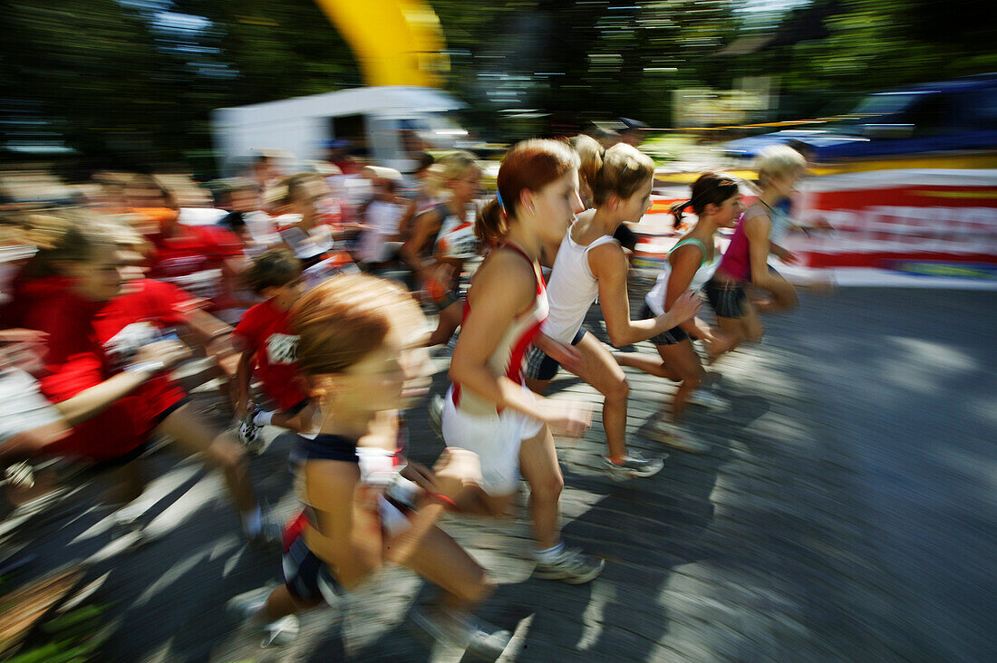 Kinder am Start eines Wettlaufs, Laufen, Wettbewerb, Sport