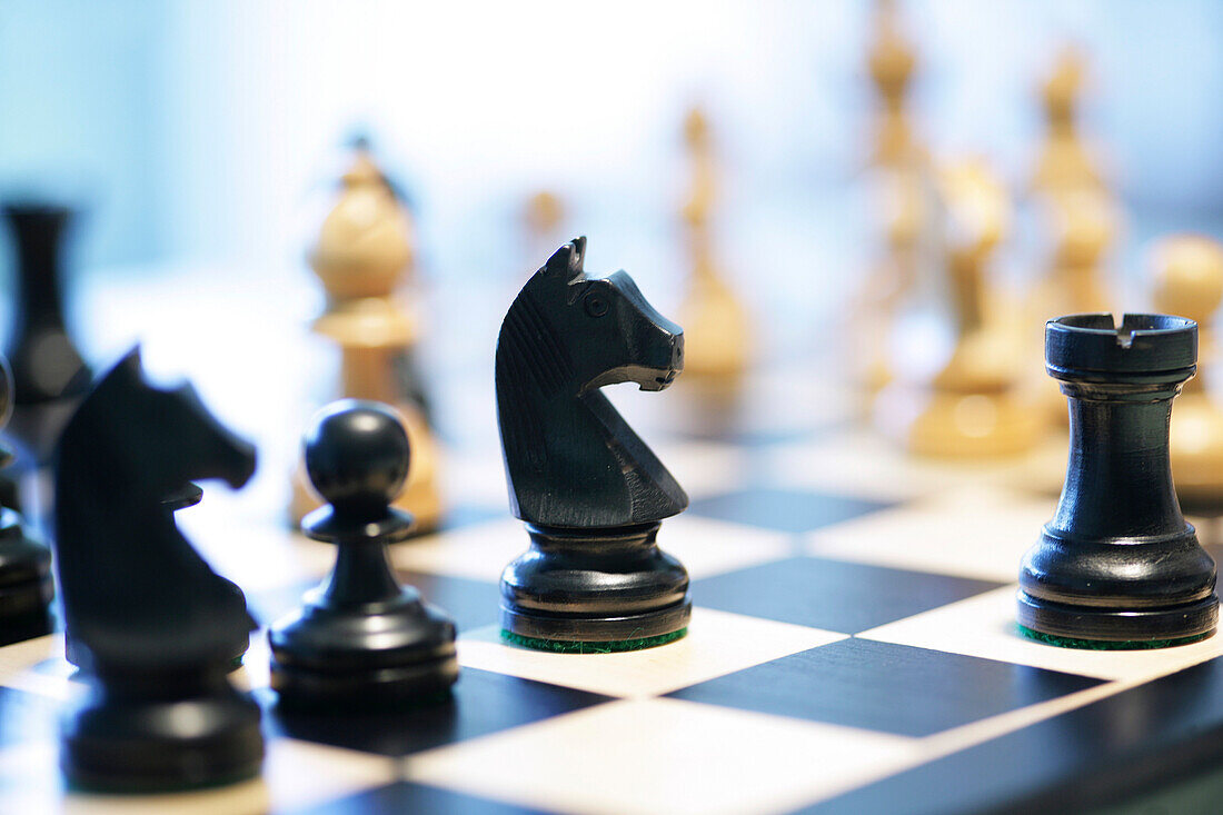 Schachbrett mit Schachfiguren, Schach, Spiel, Strategie, Business