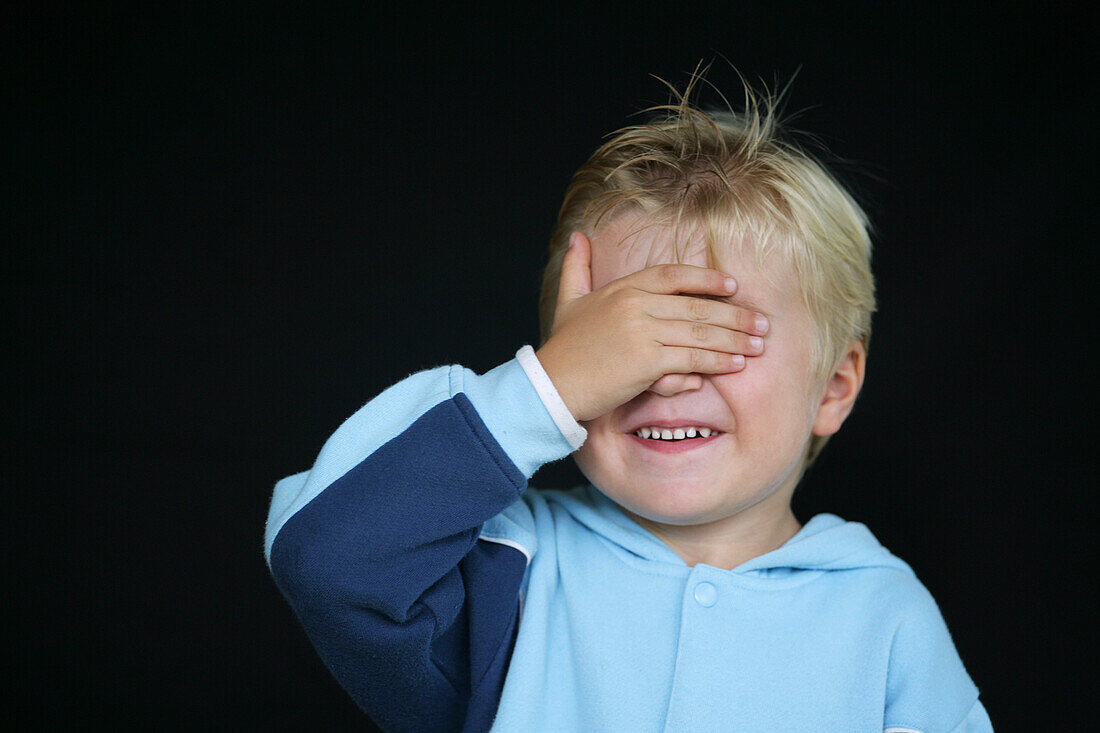 Kleiner Junge, Hand über den Augen, Kind, Familie, Erziehung