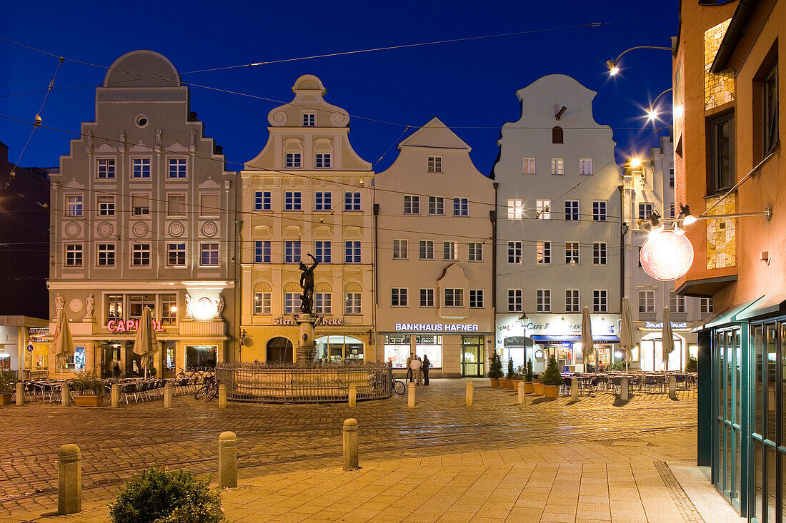 Moritzplatz bei Nacht, Marktplatz in der Altstadt von Augsburg, Augsburg, Bayern, Deutschland, Europa