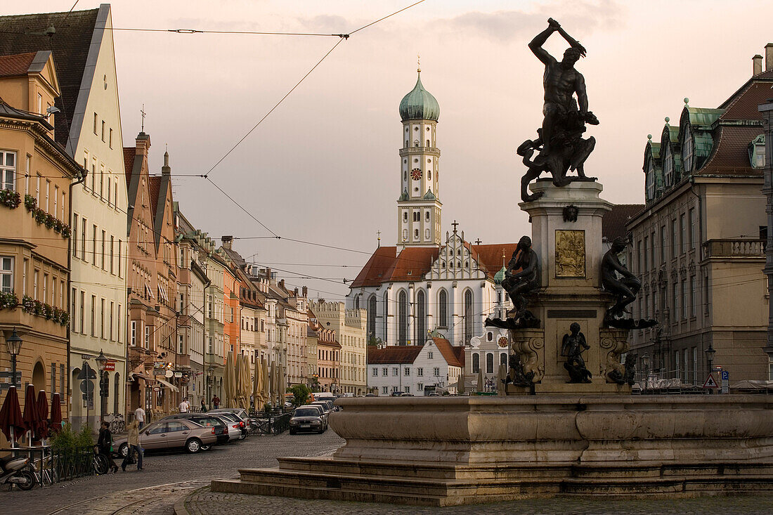 Herkulesbrunnen, Basilika St. Ulrich und Afra im Hintergrund, Augsburg, Bayern, Deutschland