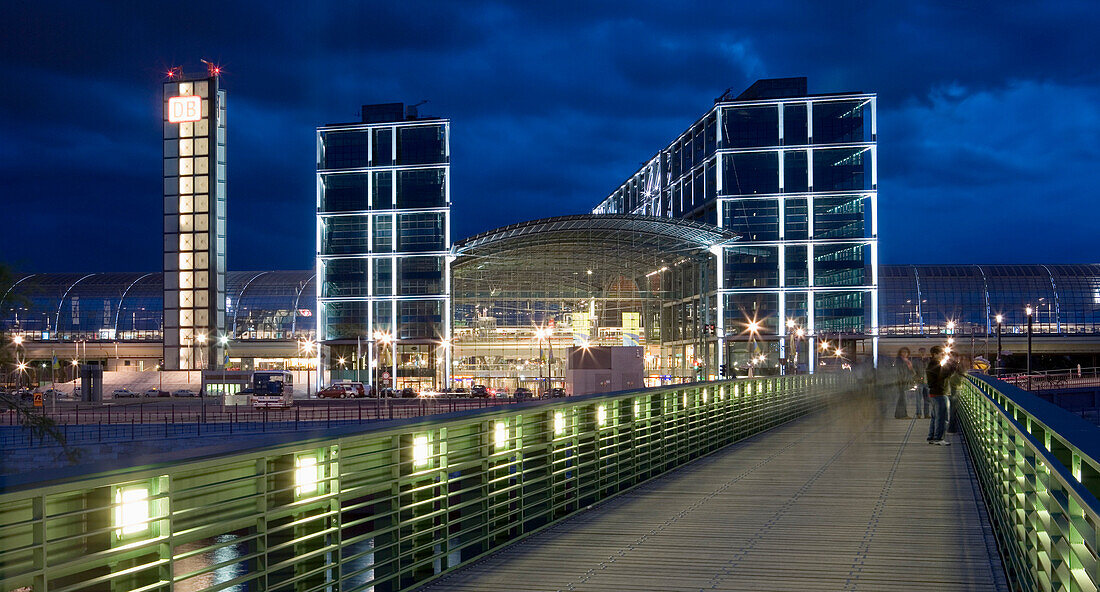 Blick über die Spree auf den Hauptbahnhof, Berlin, Deutschland