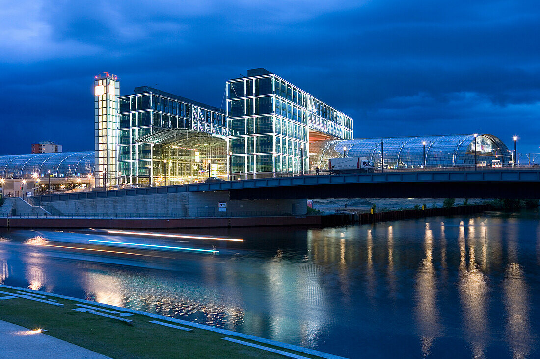 Blick über die Spree auf den Hauptbahnhof, Berlin, Deutschland