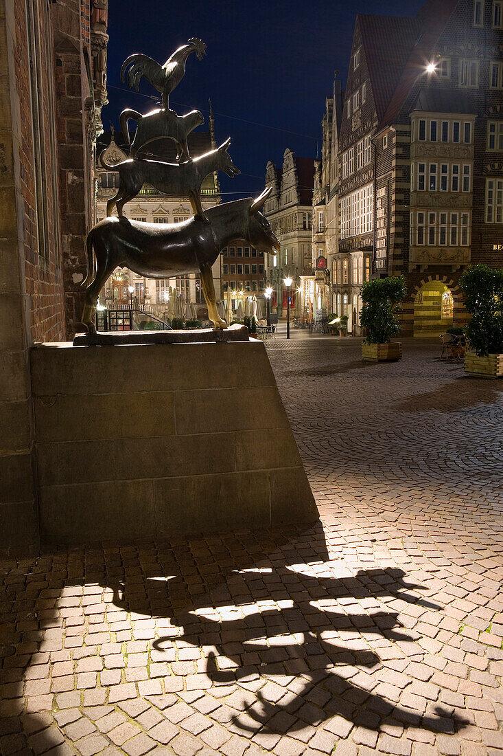 Bremer Stadtmusikanten bei Nacht, Bremen, Deutschland