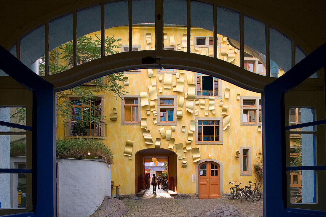 Der Hof der Elemente in der Kunsthofpassage, Dresden, Sachsen, Deutschland