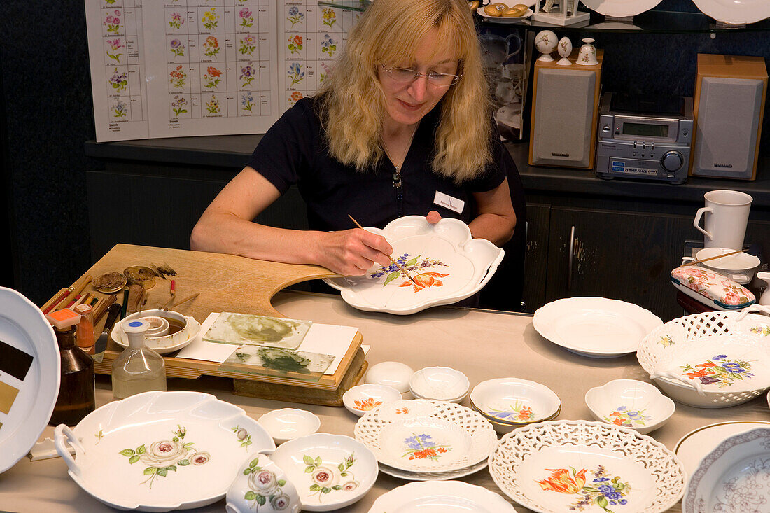 Porzellan Manufaktur Meissen, demonstrations workshop, onglaze decoration, flower porcelain painter Ramona Stamm, Meissen, Saxony, Germany, Europe