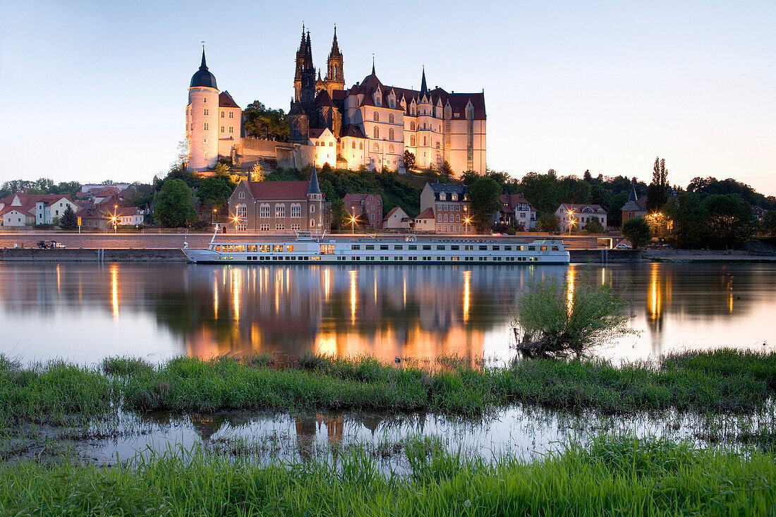 View over river Elbe to Albrechtsburg Castle and Meissen Cathedral in the evening, Meissen, Saxony, Germany