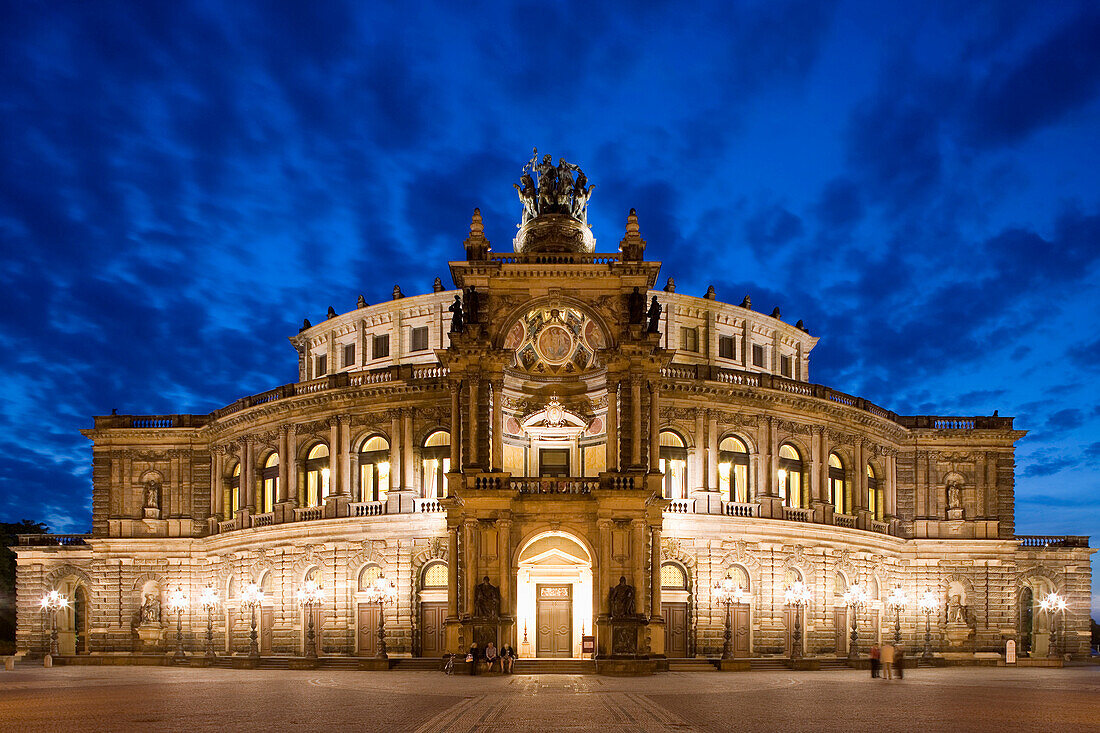 Semperoper bei Nacht, Dresden, Sachsen, Deutschland