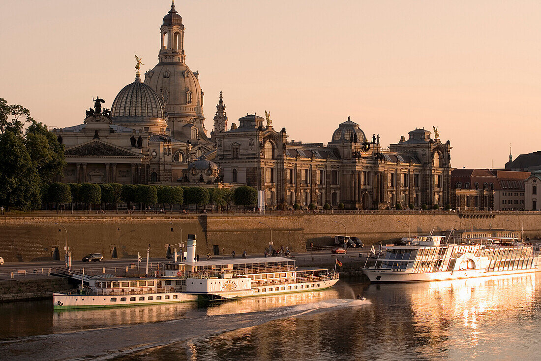 Blick über die Elbe auf Dresden mit Brühlscher Terrasse, Frauenkirche, Akademie der Künste und Residenzschloss, Dresden, Sachsen, Deutschland