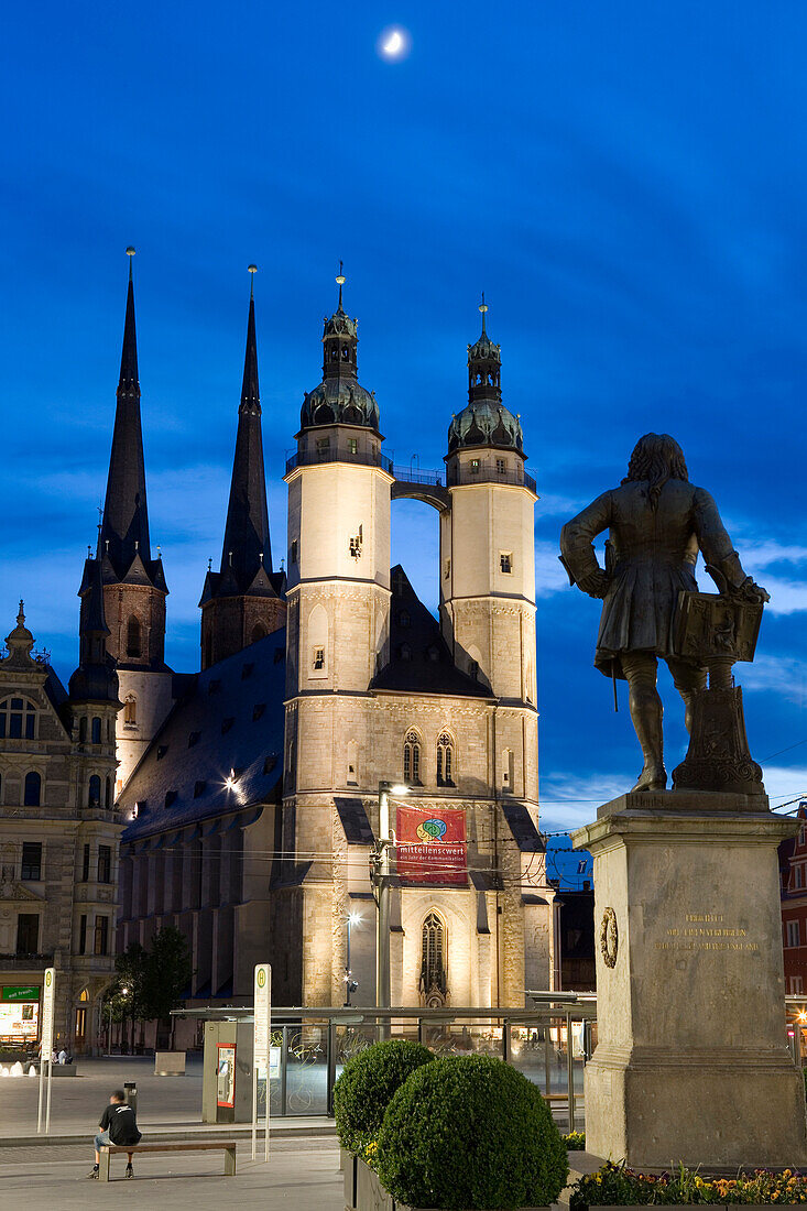 Marktplatz mit Händeldenkmal und Marktkirche bei Nacht, Halle (Saale), Sachsen-Anhalt, Deutschland