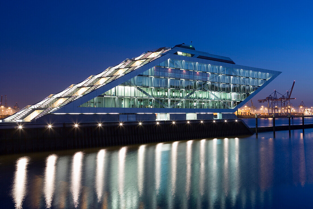 Bürogebäude in den Docklands bei Nacht, Hamburg, Deutschland