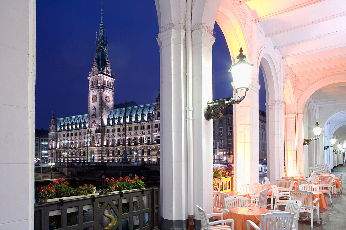 Blick von den Alsterarkaden zum Rathaus, Hamburg, Deutschland