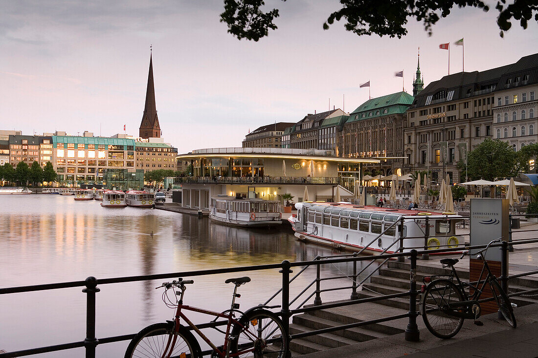 Jungfernstieg an der Binnenalster, Hamburg, Deutschland