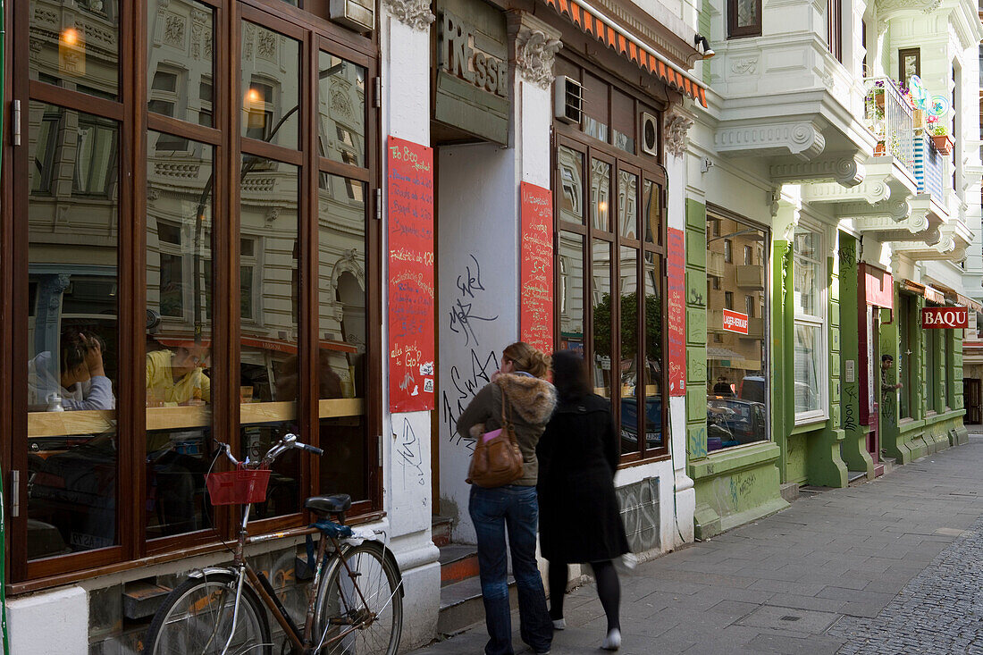 Zwei Frauen betreten ein Café, Hamburg, Deutschland