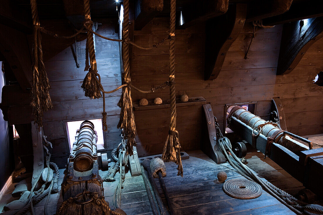 Innenansicht eines Piratenschiffs mit Kanonen, Museum für Hamburgische Geschichte, Hamburg, Deutschland, Europa