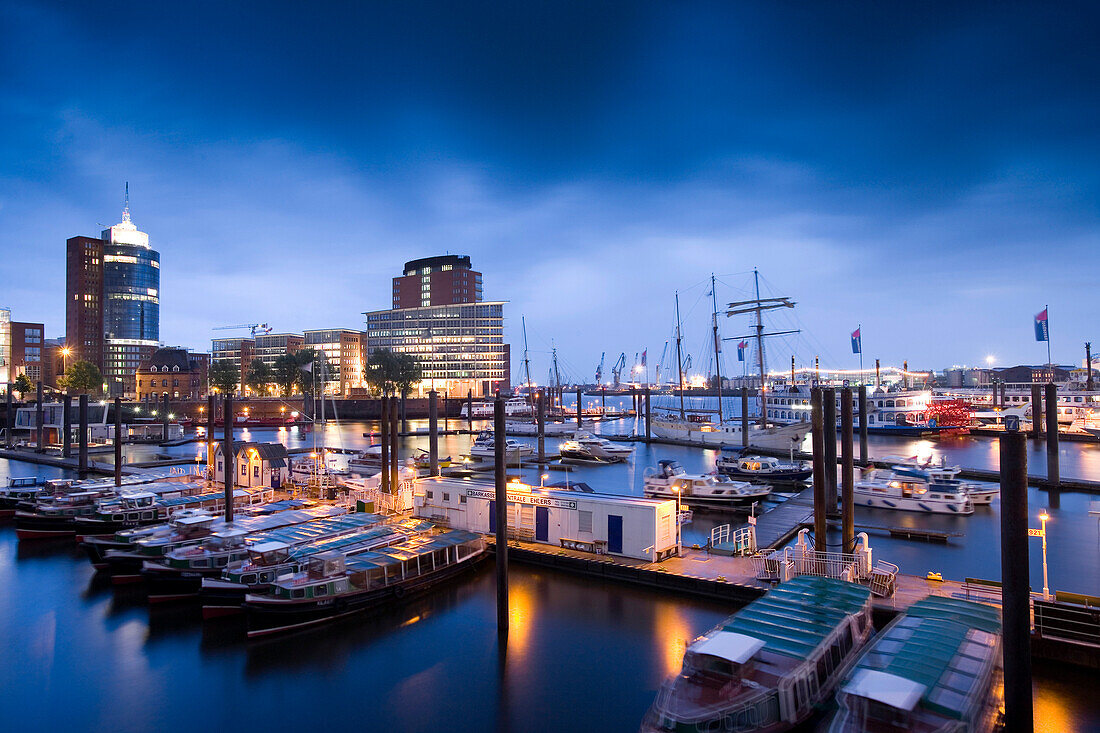 Boote am Abend im Hafen, im Hintergrund Kehrwiederspitze, Hamburg, Deutschland, Europa