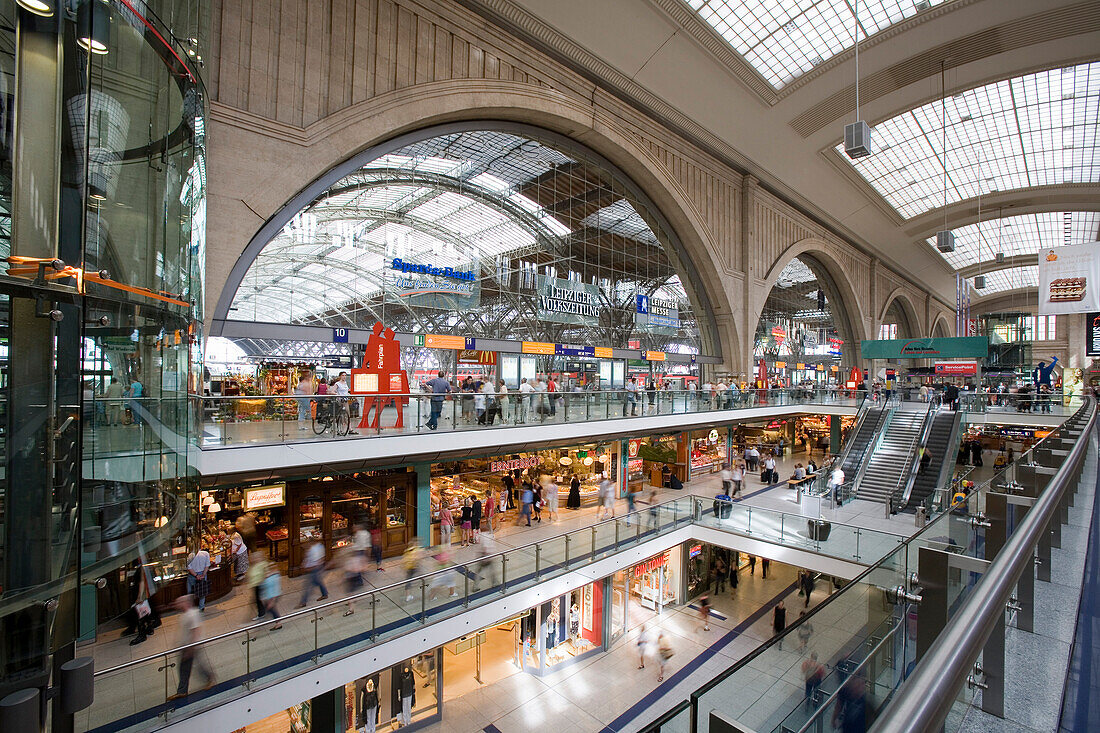 Innenansicht der Halle im Hauptbahnhof, Leipzig, Sachsen, Deutschland, Europa