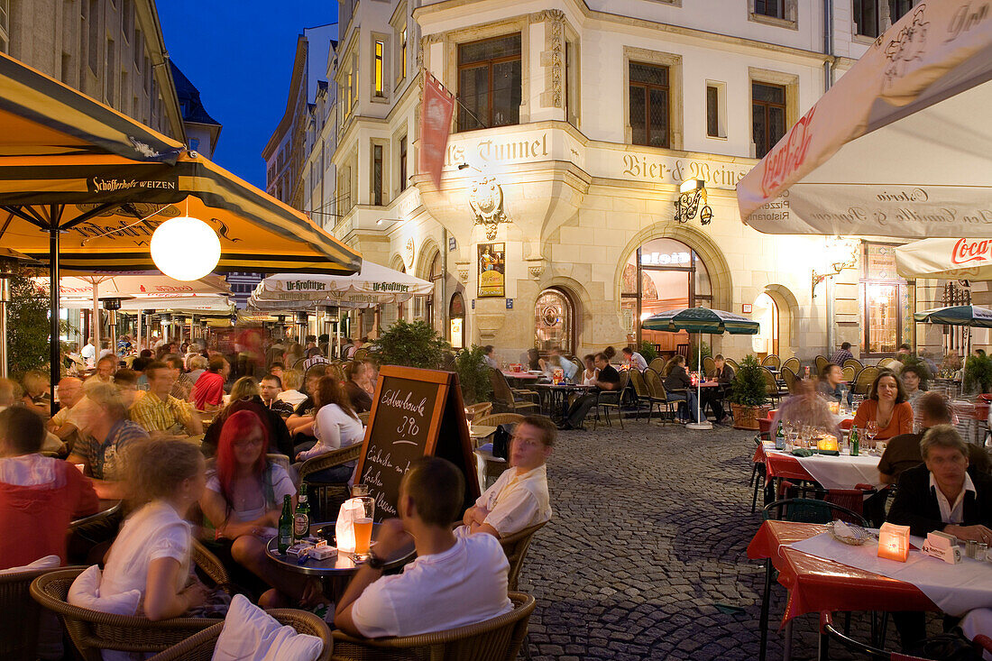 Menschen im Strassencafe Till's Tunnel am Abend, Kneipenmeile Drallewatsch, Leipzig, Sachsen, Deutschland, Europa