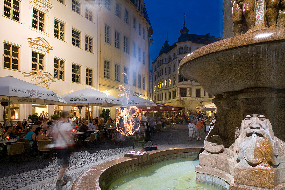 Brunnen und Menschen im Café Baum am Abend, Kneipenmeile Drallewatsch, Fleischergasse, Leipzig, Sachsen, Deutschland, Europa