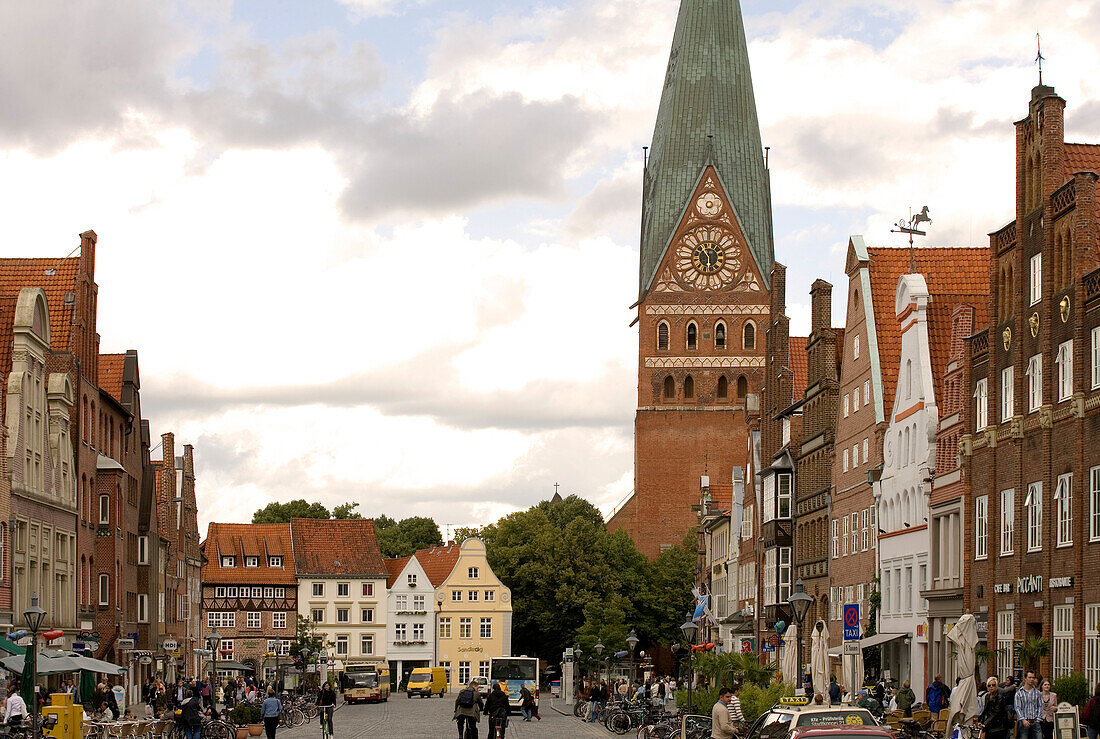 Giebelhäuser und St. Johanniskirche Am Sande unter Wolkenhimmel, Lüneburg, Niedersachsen, Deutschland, Europa