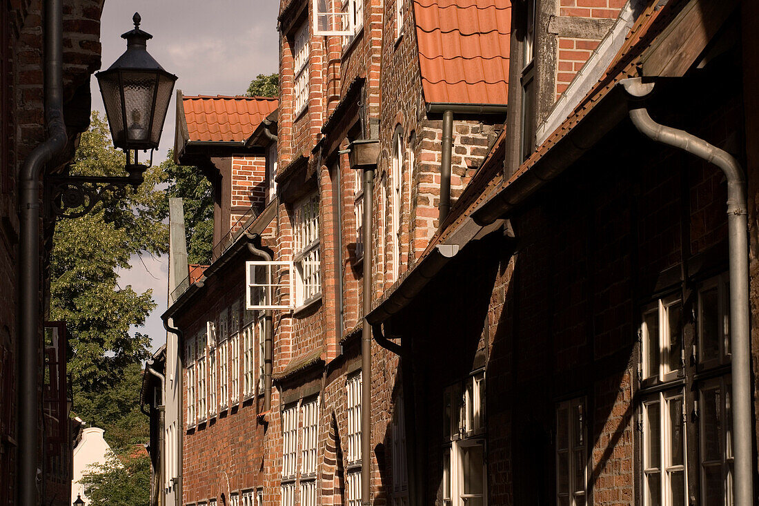 Backsteinhäuser in der Altstadtgasse Papen Strasse im Sonnenlicht, Lüneburg, Niedersachsen, Deutschland, Europa