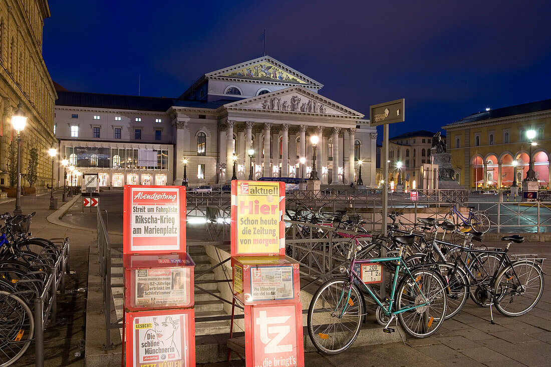 Das Nationaltheater am Max-Joseph-Platz bei Nacht, München, Bayern, Deutschland, Europa